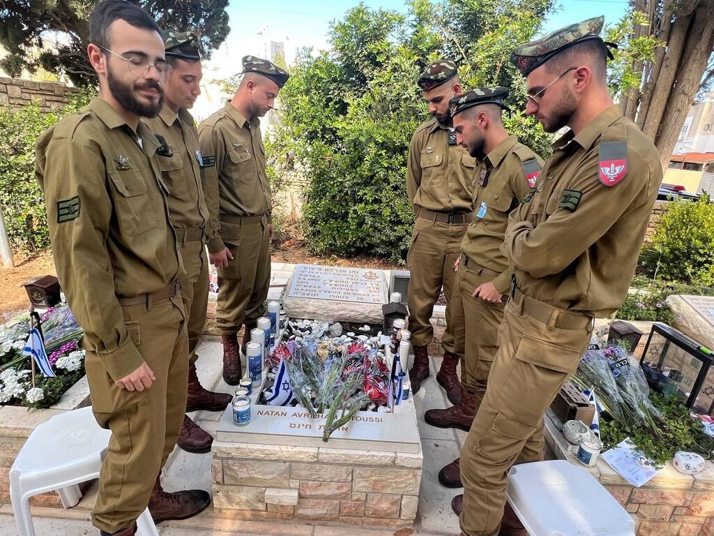 חבריו של סמ"ר נתן פיטוסי ליד קברו (צילום: איתן גליקמן) חבריו של סמ״ר נתן פיטוסי ליד קברו