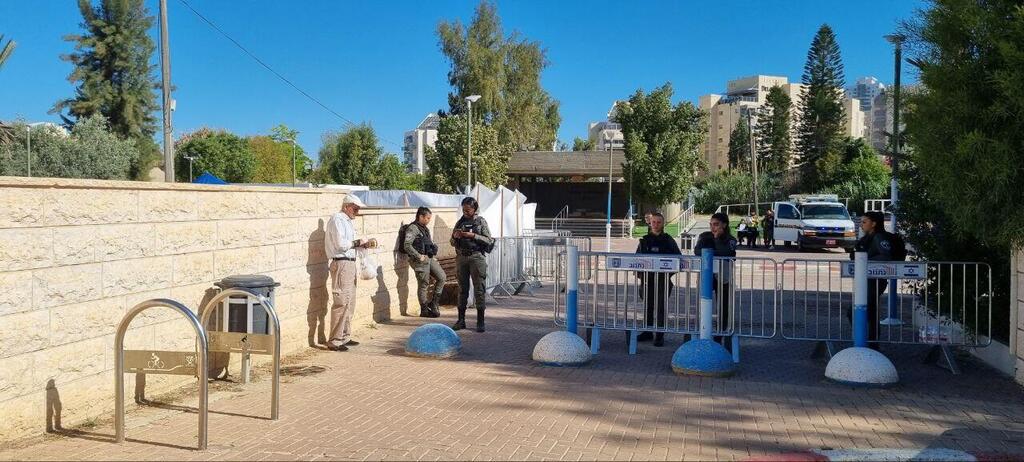 "הוא יכול היה לא לנאום". נערכים לנאום בן גביר בבאר שבע (צילום: רועי עידן) אוהל אבטחה וגדרות אטומות הוצבו בבית העלמין בב"ש לקראת נאום בן גביר