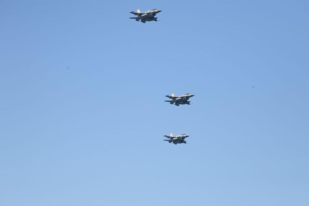 מטוסי F-16 מעל תל אביב (צילום: יאיר שגיא) מטס יום העצמאות בתל אביב