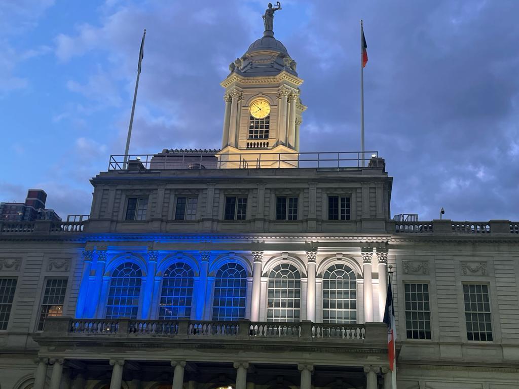 בניין העירייה בניו יורק בצבעי דגל ישראל