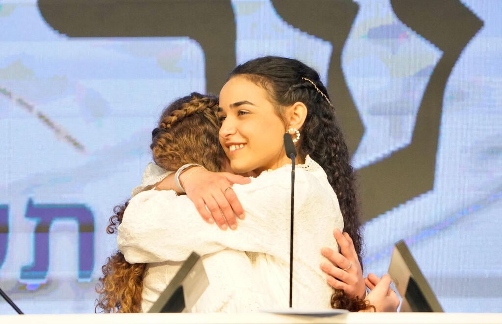 Cohen and Lax embrace at the International Bible Contest (Photo: Shalev Shalom) חידון התנ''ך