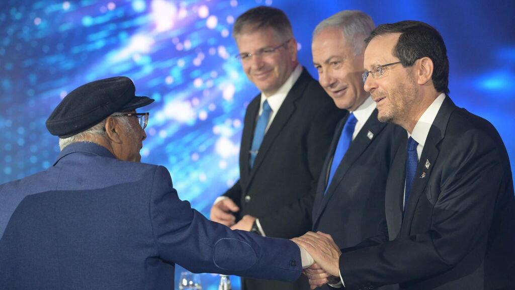 קיש בטקס פרס ישראל ביום העצמאות ה-75. ארכיון (צילום: עמוס בן גרשום/ לע״מ) נשיא המדינה עם זוכה פרס ישראל בתחום הזמר העברי, יוסף לוי (דקלון)