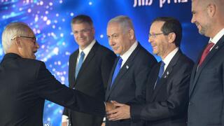 נשיא המדינה עם זוכה פרס ישראל בתחום חקר מדעי הסביבה והקיימות, פרופ׳ אביטל גזית