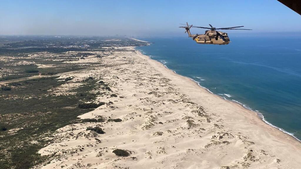 מעל חופי חדרה (צילום: ירון זינגר) מטס יום העצמאות בעין הים חדרה