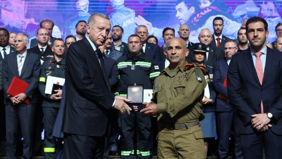 Colonel (res.) Golan Vach recevies a medal from Turkish Presdient Recep Tayyip Erdoğan (Photo: Presidential Complex of Turkey) רג'פ טאיפ ארדואן וגולן ואך