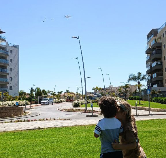 דר וארי אפרים מנירים רואים את המטס מעל נתיבות (צילום: בראל אפרים) דר וארי אפרים מנירים רואים את המטס מעל נתיבות