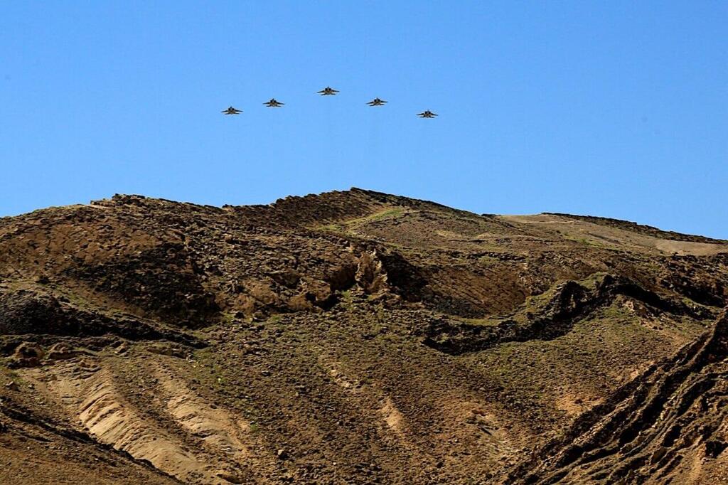 מטס יום העצמאות מעל רמת עשת (צילום: דני הדס, הערבה התיכונה) מטס יום העצמאות מעל רמת עשת ופארן