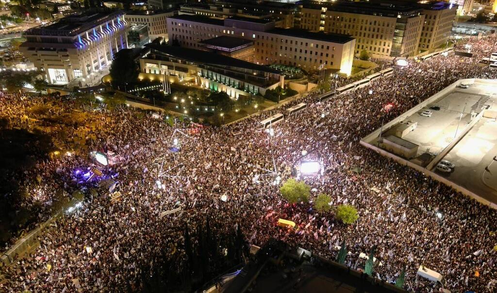 Over one hundred thousand rally in favor of judicial overhaul