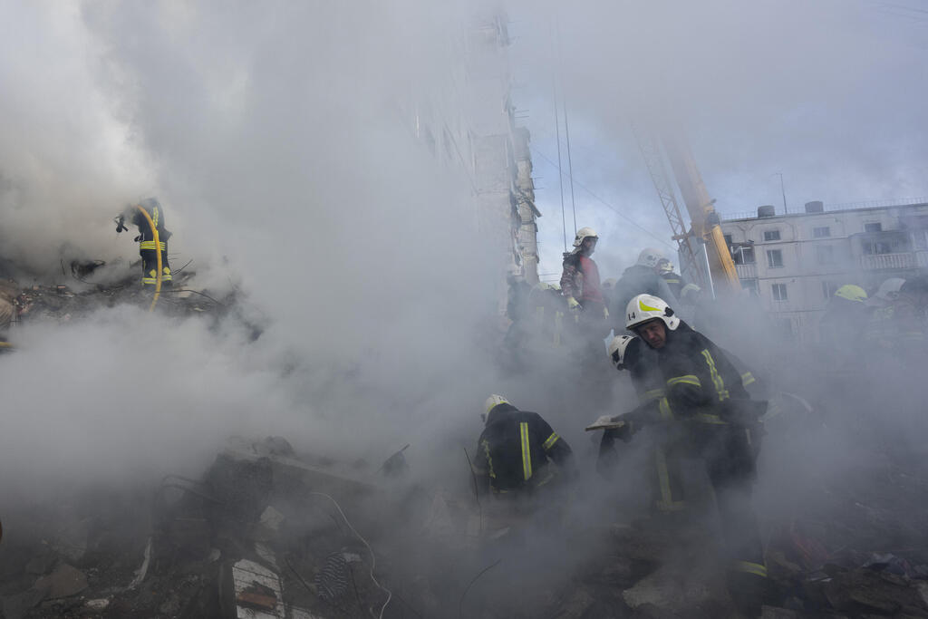 עשן המשיך להיתמר גם שעות אחרי המתקפה (צילום: AP) עשן המשיך להיתמר גם שעות אחרי המתקפה