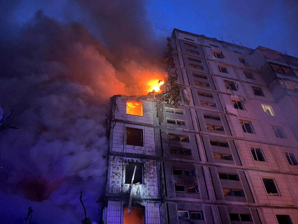 אש בבניין באומן לאחר פגיעת הטילים (צילום: רויטרס) אש בבניין באומן לאחר פגיעת הטילים