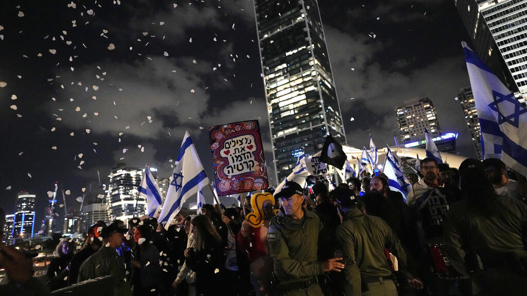 "אם לא נעשה הפעם סדר, ההמשך יהיה רע מאוד". ההפגנה בקפלן, אמש (צילום: AP) הפגנה נגד המהפכה המשפטית, תל אביב