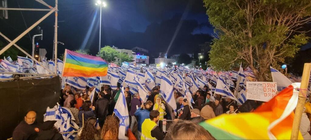 "דווקא היום מכל הימים חשוב לבוא". ההפגנה בצומת חורב בחיפה, אמש (צילום: ליאור אל-חי) הפגנה נגד המהפכה המשפטית, צומת חורב, חיפה