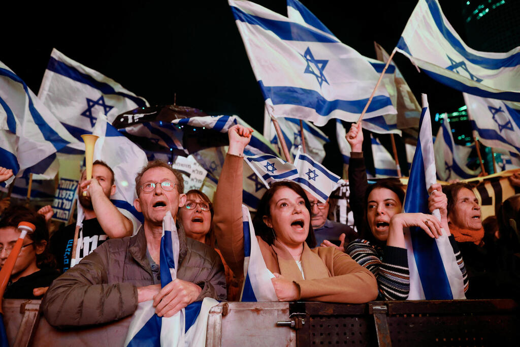 ארכיון. הפגנה נגד המהפכה המשפטית, תל אביב (צילום: רויטרס) הפגנה נגד המהפכה המשפטית, קפלן, תל אביב