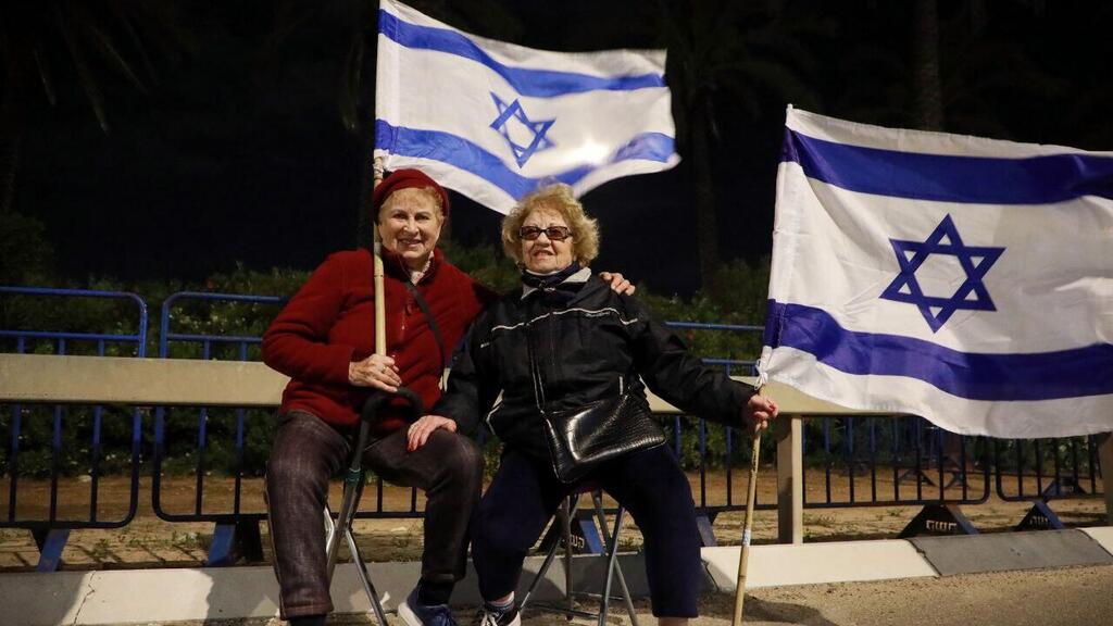 "רוצות עתיד טוב לנכדים ולנינים שלנו". רחל ואהובה בהפגנה בנתניה (צילום: דנה קופל) רחל רבק ואהובה פולמן בהפגנה בנתניה