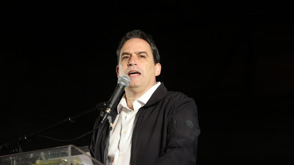 עו"ד עמית בכר (צילום: מוטי קמחי) עו"ד עמית בכר בהפגנה נגד המהפכה המשפטית בקפלן