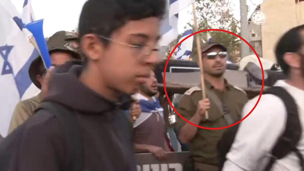 הקצין עם מדי צה"ל בהפגנת הימין בירושלים