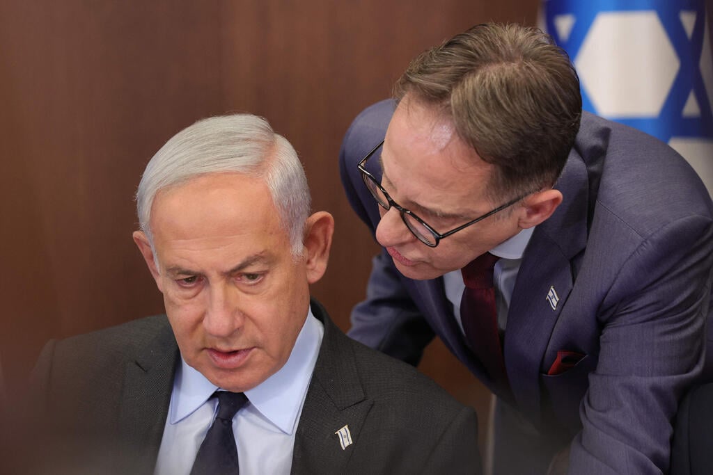 ראש הממשלה נתניהו עם ראש הסגל צחי ברוורמן (צילום: AFP) ישיבת ממשלה