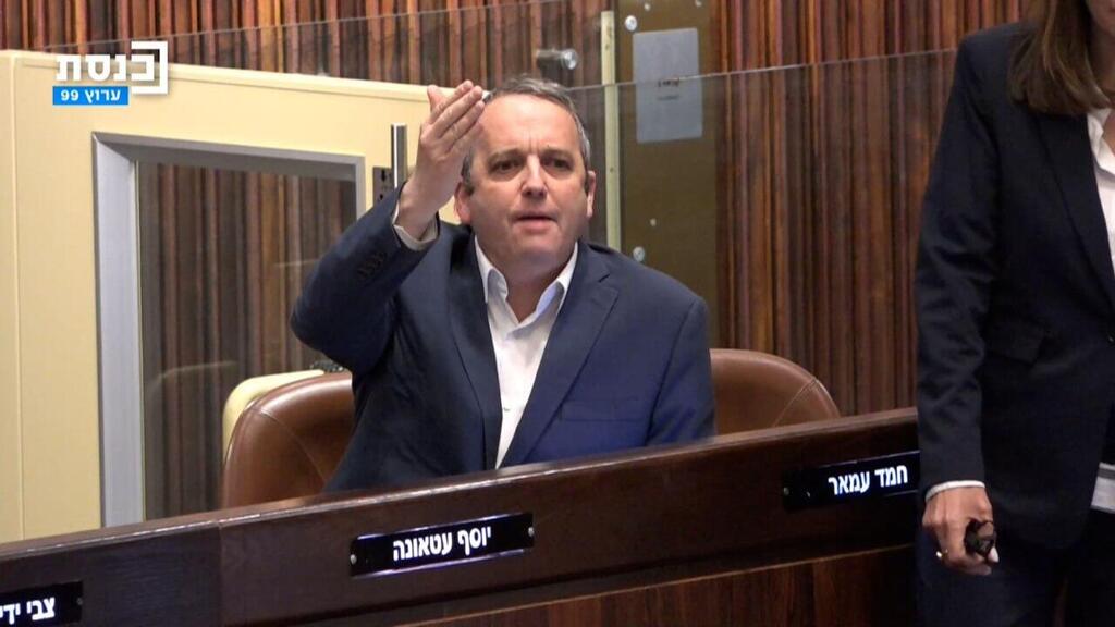 דרש לעצור את הדיון. קריב (צילום: ערוץ כנסת) מהומה במליאת הכנסת בדיון 40 חתימות