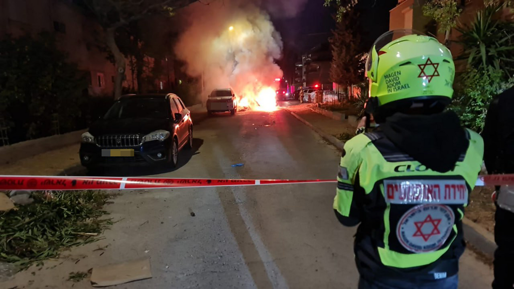הזירה בקריית ביאליק (צילום: תיעוד מבצעי מד"א) זירת פיצוץ רכב בקריית ביאליק