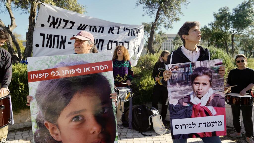 הפגנת תמיכה בתושבי חאן אל אחמר, בשבוע שעבר. התושבים טוענים כי הקימו את בתיהם שם כבר בשנות ה-50 (צילום: שלו שלום) הפגנת תמיכה בתושבי חאן אל אחמר מול בית המשפט העליון בירושלים