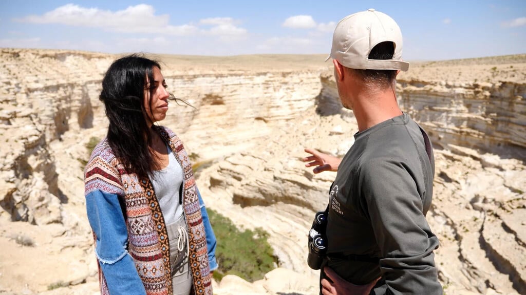 הפקח ניקיטה פודוברייב ויפעת כהן-חן בשמורת מצוק הצינים