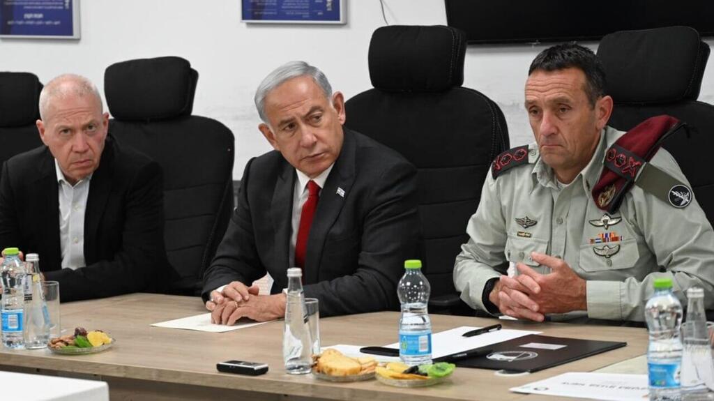 דנו באפשרויות לחיזוק הרשות הפלסטינית. הלוי, נתניהו וגלנט, ארכיון (צילום: חיים צח /לע"מ) ראש הממשלה בנימין נתניהו, הרמטכ"ל הרצי הלוי ושר הביטחון יואב גלנט בהערכת מצב