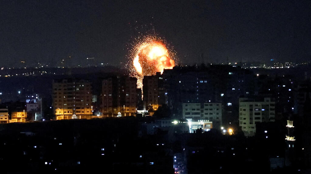 תקיפת צה"ל ברצועת עזה, הלילה (צילום: רויטרס) תקיפת צה"ל ברצועת עזה