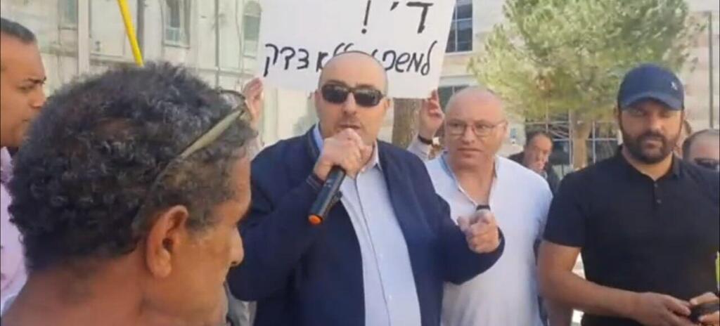 ח"כ ואטורי בהפגנת התמיכה באוריאן בן כליפא מחוץ לבית המשפט (צילום: גלעד כהן) ח"כ ניסים ואטורי בהפגנת תמיכה באוריאן בן כליפא מחוץ לבית המשפט