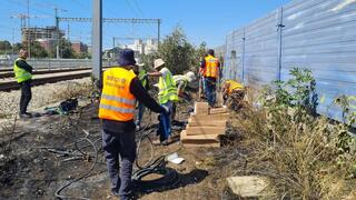 תיקון הנזקים שנגרמו בעקבות השריפה סמוך למסילת הרכבת