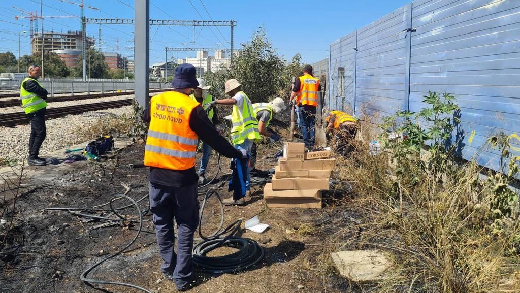 תיקון הנזקים שנגרמו בעקבות השריפה סמוך למסילת הרכבת