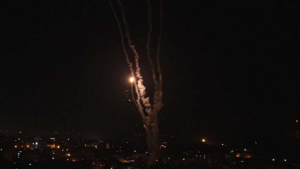ירי רקטות מעזה, הלילה (צילום: AP) ירי רקטות מעזה