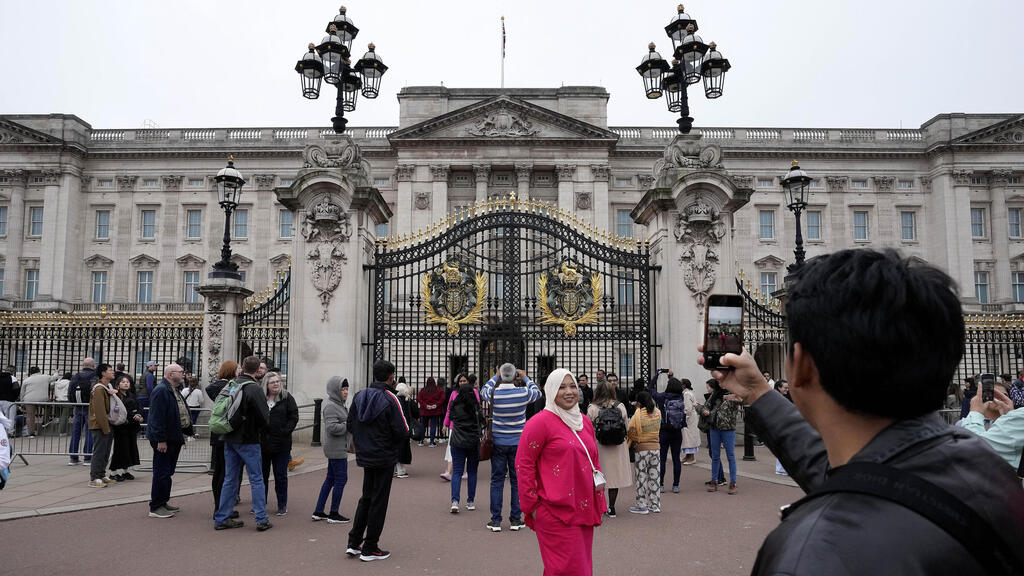 בריטניה לונדון תיירים ליד ארמון בקינגהאם יום שלישי לפני הכתרת המלך צ'רלס