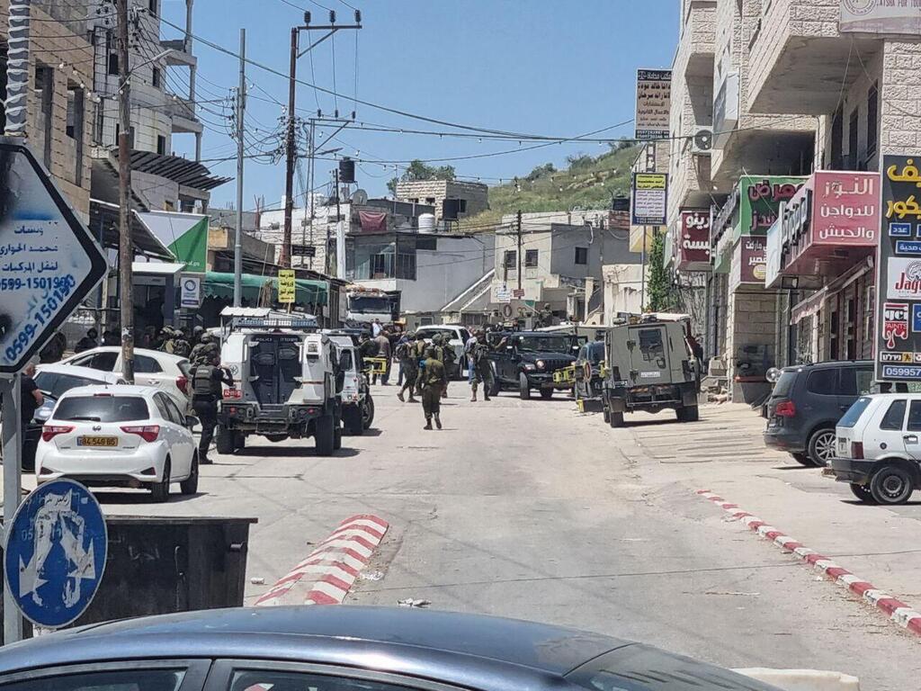 Israeli security forces at scene of stabbing attack near Huwara (Photo: Elish Ben Kimon) זירת פיגוע הדקירה בכיכר עינסבוס