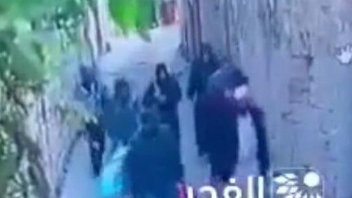 צועדים בסמטה, מחופשים לנשים תיעוד מכניסת המסתערבים מחופשים לנשים לקסבה בשכם לפעני מעצר המחבלים שביצעו את הפיגוע בבקעה