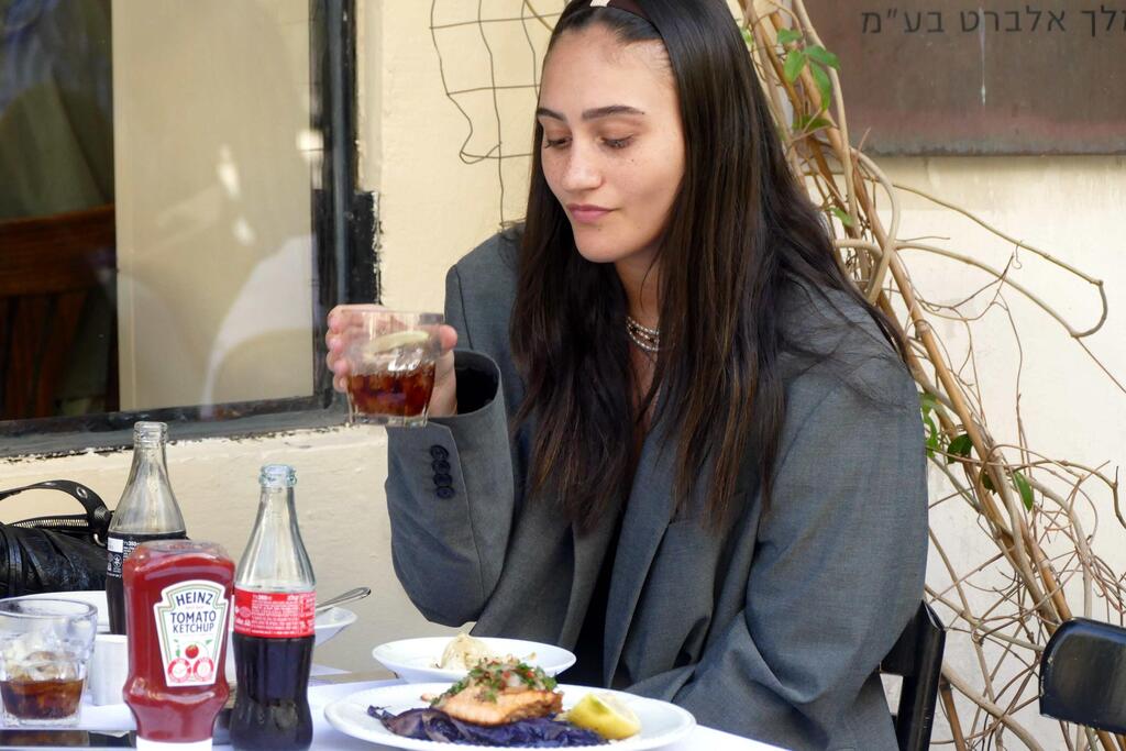 עם הזירו שלה (צילום: אמיר מאירי) אגם בוחבוט פפראצי