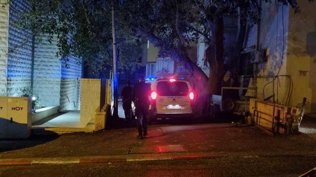 המשטרה בזירת רצח חנאן אבו חיט בחיפה (צילום: ליאור אל-חי) המשטרה מגיעה לזירת הרצח בחיפה