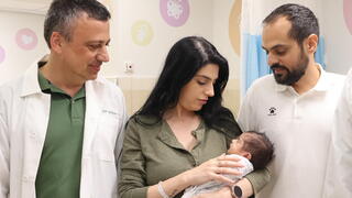 התינוקת ריף-הודיה עם הוריה. מימין פרופ' קטורזה, משמאל: ד"ר זאוברמן