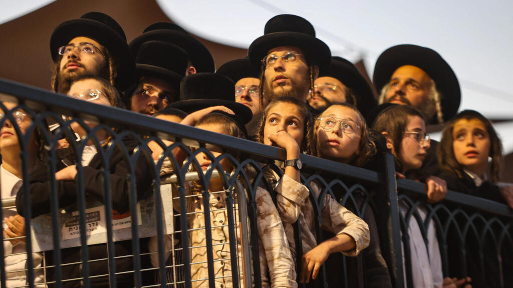 מבקרים בהילולה במירון