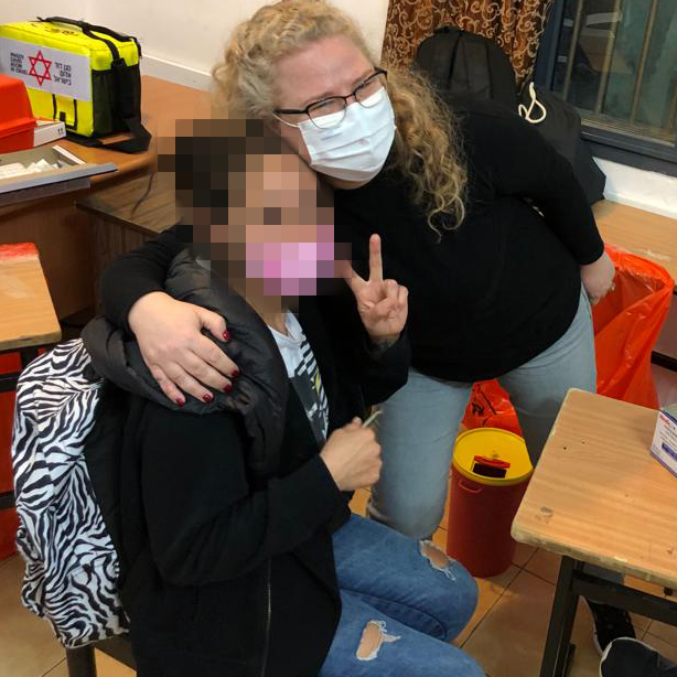 זיידנר עם אחת המטופלות במרפאה. "כל סיפור של הצלת חיים או של שיפור איכות החיים הוא הסיפוק הכי גדול שאני יכולה לבקש" (צילום: "ואהבת") דניאל זיידנר