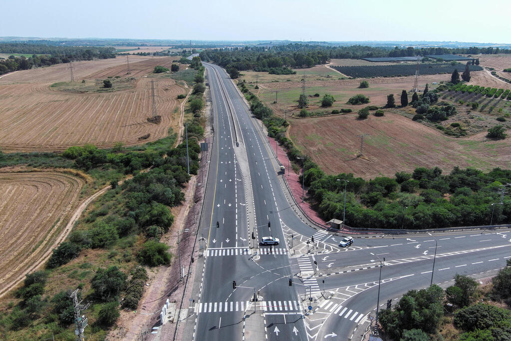 כביש חסום בעוטף (צילום: רויטרס) כבישים חסומים בעוטף