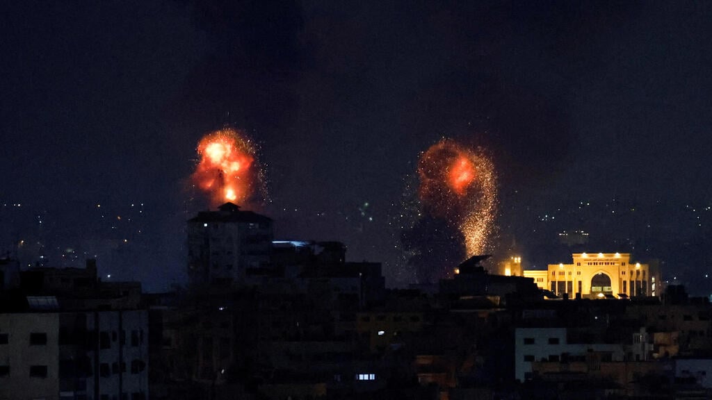 תקיפת צה"ל ברצועת עזה, אתמול בלילה. במערכת הביטחון לא העריכו תחילה שהג'יהאד האיסלאמי יתעכב שעות ארוכות בתגובה (צילום: רויטרס) ההריסות ברצועת עזה באיזורים בהם תקף צה"ל