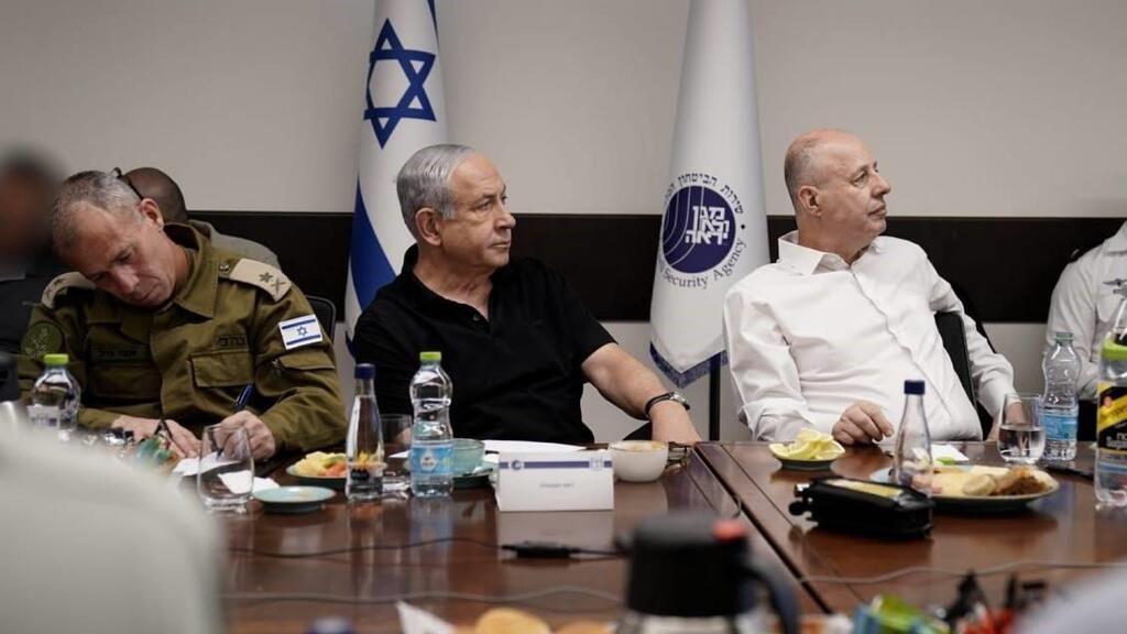 נתניהו בדיון שבו אושר מבצע מגן וחץ הדיון שבו אושר מבצע מגן וחץ