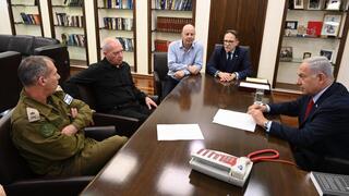 ראש הממשלה בנימין נתניהו, שר הביטחון יואב גלנט, ר' המל"ל צחי הנגבי והמזכיר הצבאי של רה"מ אלוף אבי גיל בהערכת מצב, הקריה בתל-אביב