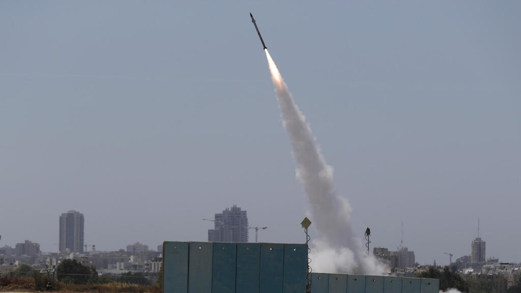שיגור מיירט של כיפת ברזל בגבול עזה (צילום: EPA) שיגור ירוט של כיפת ברזל בגבול עזה
