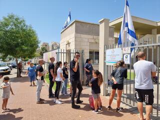 הורים הגיעו מוקדם להוציא את הילדים בזמן אזעקות במרכז