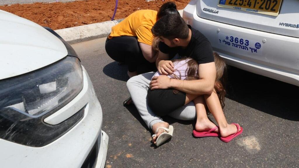 תופסים מחסה בזמן האזעקה בשדרות (צילום: שאול גולן) אנשים רצים לתפוס מחסה בזמן אזעקות בשדרות