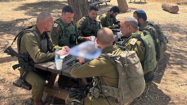 הרמטכ"ל בהערכת מצב בפיקוד דרום (צילום: דובר צה"ל) הערכת מצב בפיקוד דרום
