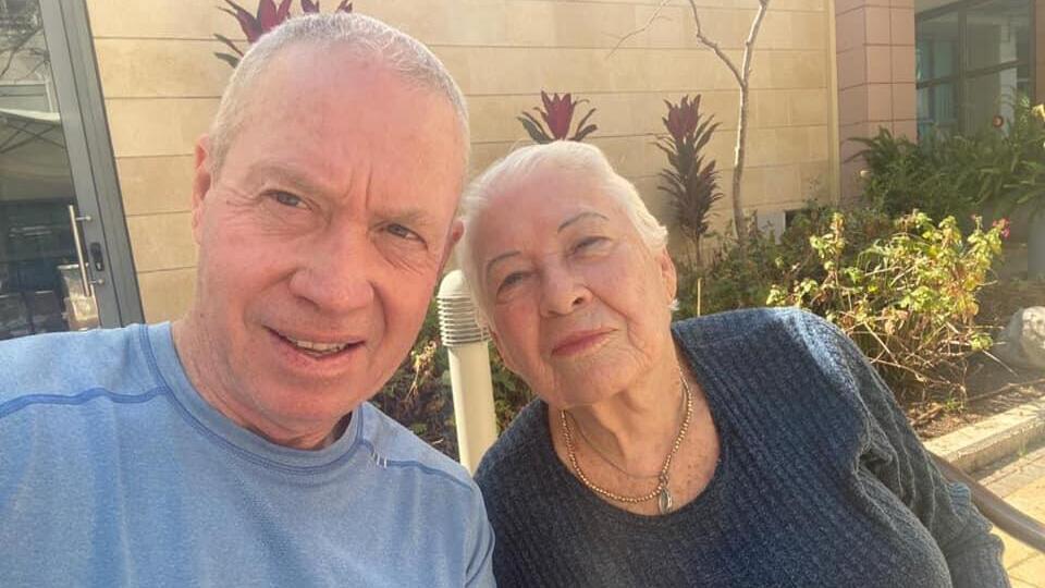 יואב גלנט עם אימו פרומה