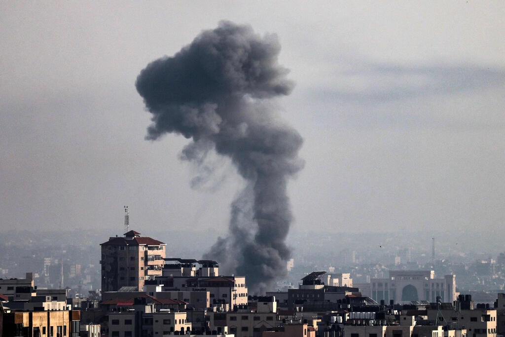 ענני עשן מהתקיפות בעזה (צילום: AFP) ענני עשן מהתקיפות בעזה