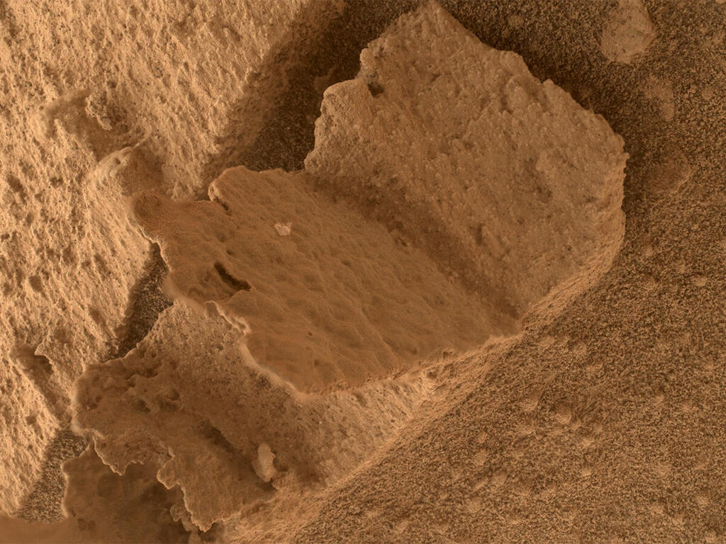 הצילום של הסלע בצורת הספר הפתוח, שהתגלה על מאדים על ידי הרובר קיוריוסיטי